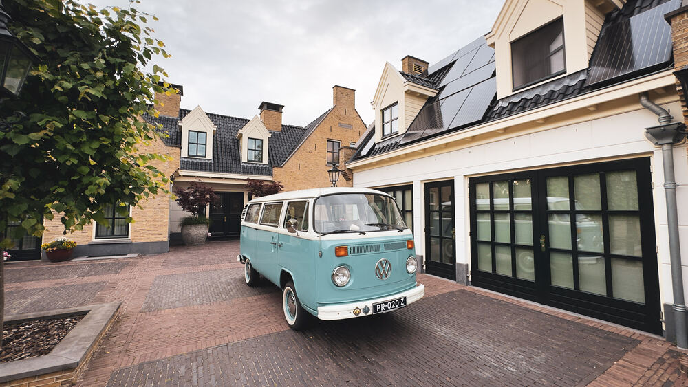 De bus voor een garage, met de crème daklijn en chromen bumper.
